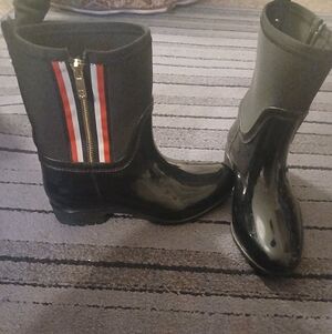 LIKE NEW TOMMY HILFIGER SIZE 9 RAIN / WINTER BOOT